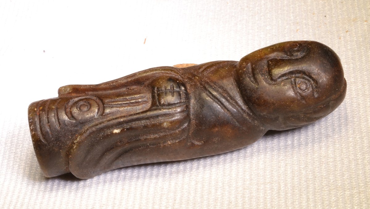 Pendentif anthropomorphe en jade. Chine, style archaïque, Zhou ,(Tchéou).-photo-2