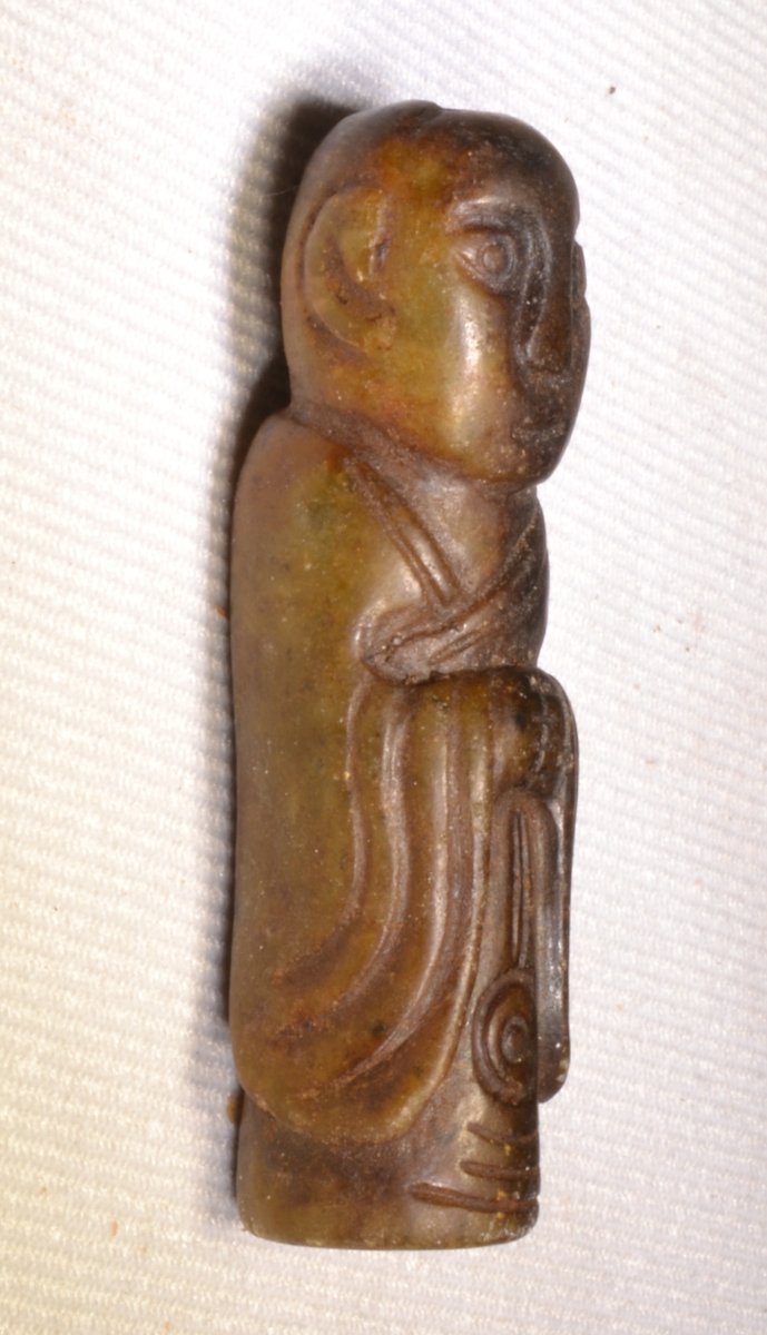 Pendentif anthropomorphe en jade. Chine, style archaïque, Zhou ,(Tchéou).
