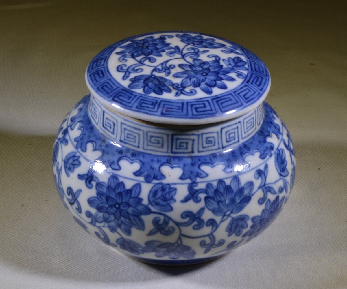 Blue-and-white Porcelain Jar. China Or Japan, 19th Century. -photo-3