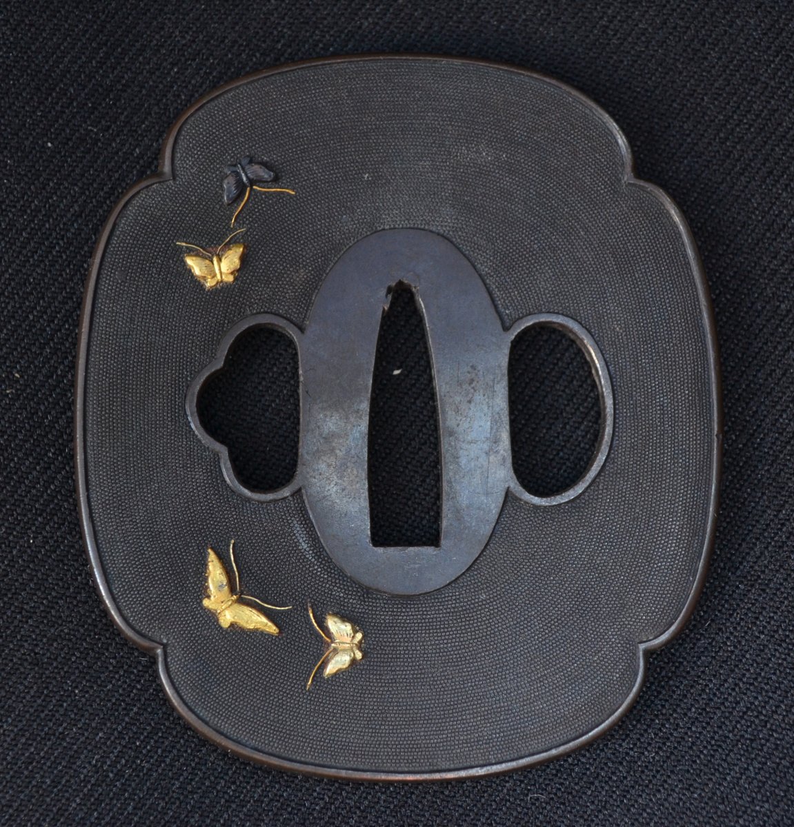 Tsuba en shakudo et or ; style Goto. Asie. Japon, période Edo. -photo-1