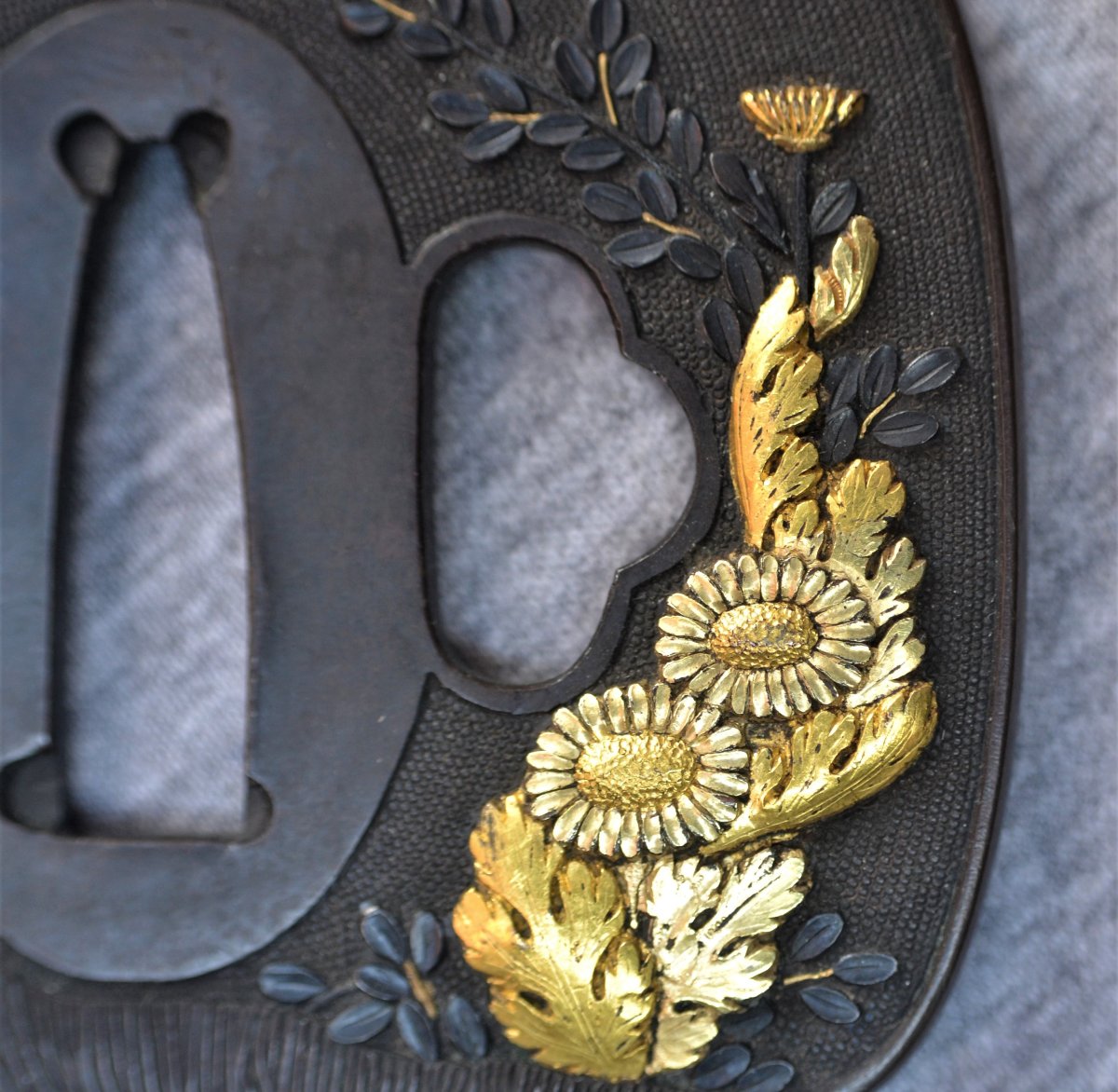 Tsuba en shakudo et or ; style Goto. Asie. Japon, période Edo. -photo-2