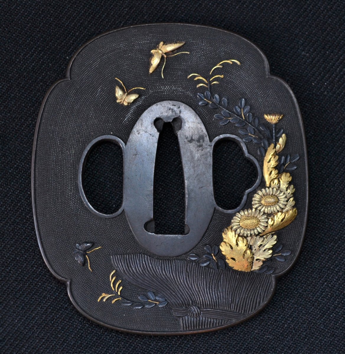 Tsuba en shakudo et or ; style Goto. Asie. Japon, période Edo. -photo-3