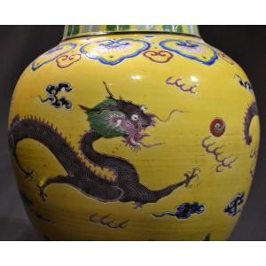 Vase En Porcelaine Chinoise. Dragon Sur Fond Jaune. Qing Dynastie