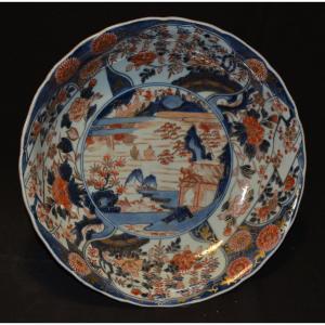 Grand Plat En Porcelaine De Style Imari.travail Japonais Fours d'Arita. Fin Du 17° Siècle.