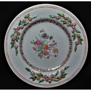 Chinese Porcelain Dish From The 18th Century. Compagnie Des Indes. Decor "family Rose" In Relief.