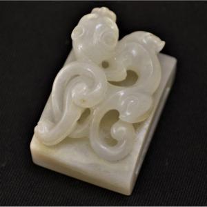 Boucle De Ceinture En Jade Blanc. Dragon En Relief. Travail Chinois d'époque Qing.