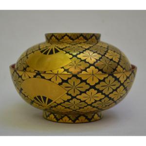 Covered Bowl In Gold Powdered Lacquer. Japan Edo Or Meiji Period, 19th Century.