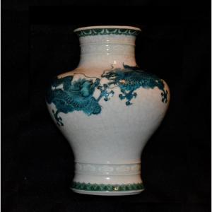 Vase En Porcelaine. Dragons Emaillés Bleu sur fond Blanc Craquelé. Style Makuzu Kozan. Meiji.