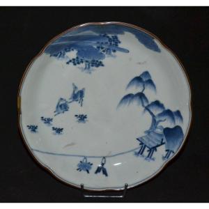 Plat, Porcelaine d'Arita Style Kakiemon.décor De Daims En Bleu De Cobalt.japon Fin  17°siècle.