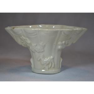 Coupe Libatoire Blanche En Porcelaine Tendre. Chine 18° Siècle. Dynastie Qing.