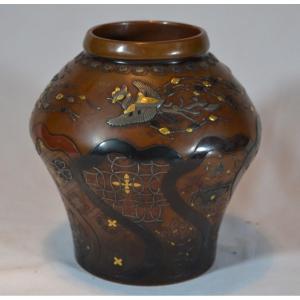 Vase Japonais En Bronze Incrusté De Métaux Précieux. Japon Fin Du 19ème Siècle. Epoque Meiji