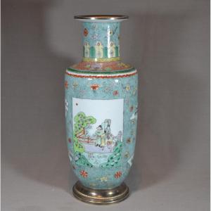 Vase en porcelaine émaillé dans le style"Famille verte" de la période de Kangxi.