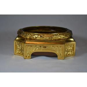 Socle en bronze doré .Style et époque louis XVI. France 18°siècle.