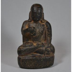Bouddha en pierre noire sculptée.Indes médièvales époque Pala 11° siècle.