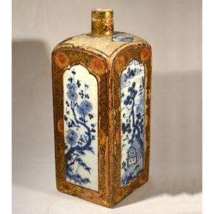 Tokkuri en porcelaine, décor en bleu sous couverte. Partiellement laqué. Japon fin 17°siècle