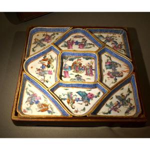 Chinese Porcelain Service In Its Box. Qing Dynasty. 19th Century. 