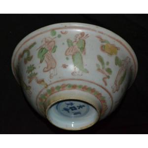 Bol en porcelaine émaillée. Chine 16°siècle.
