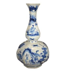 Vase en faience de Delt décor d'Européens. Hollande fin du 17°siècle.Marque de l'artiste. 