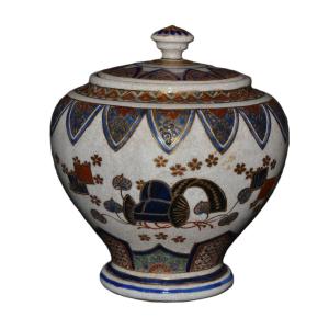 Vase couvert en faïence de Satsuma. Japon période Meiji. Signé.