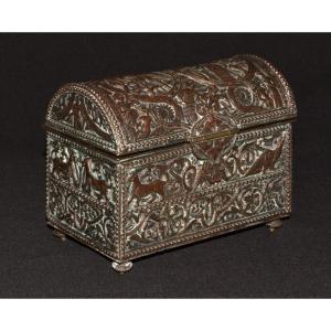 Coffret  médiéval à bijoux en métal argenté. France 19° siècle. 