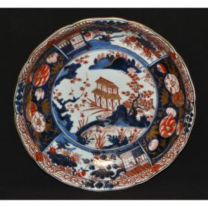 Plat en porcelaine de style Imari. Japon, Arita fin 17°siècle. 