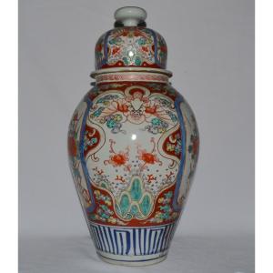 Vase en porcelaine émaillé dans le style Imari. Japon Arita vers 1800.