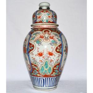 Vase en porcelaine émaillé dans le style Imari. Japon Arita vers 1800. 