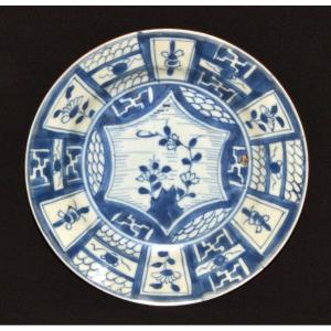 Plat en porcelaine dure. Décor Bleu et blanc. Chine ou Japon 16°-17°siècle. 