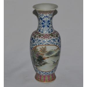 Vase en porcelaine. Marque de Qianlong. Chine 19° siècle.
