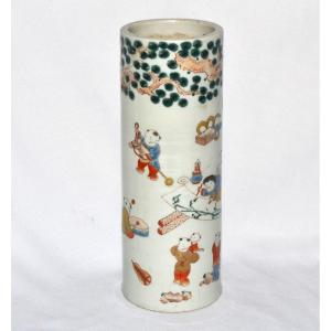 Vase en porcelaine. Fours de Kakiemon. Japon 19° siècle. 