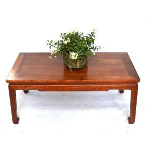 Table basse en bois précieux. Chine style Ming début du 20° siècle.