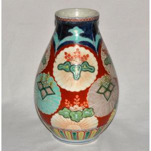 Japanese Porcelain Vase. Imperial Mon Decoration. Arita Kilns. Edo Period