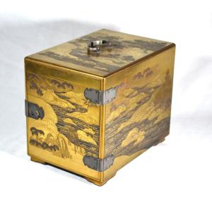 Gold-lacquered Box. Kobako. Chrysanthemum Design. Edo Period, Japan.