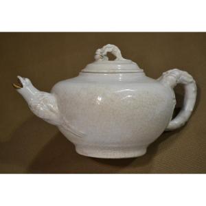 Théière en porcelaine craquelée, oiseau et dragons. Chine 18° siècle.