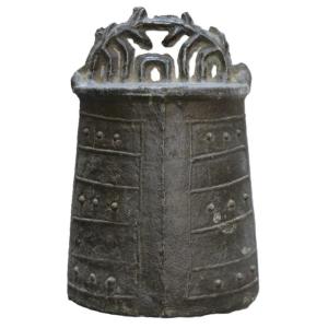 Cloche en bronze coulé. Chine dynastie des Ming. ou avant.