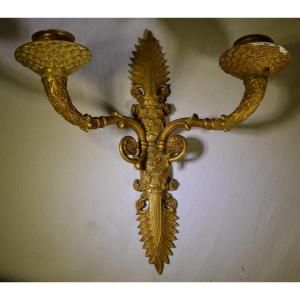 Petites paire d'appliques à deux bras de lumière en bronze doré. Style empire.