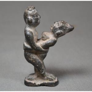 Couple enlacé en bronze coulé. Asie du sud-est, Inde, Ceylan, Cachemire . Ancien.