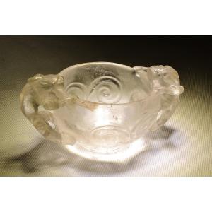 Coupe libatoire en cristal de roche sculpté de Chilong. Chine, dynastie Ming (1368–1644).