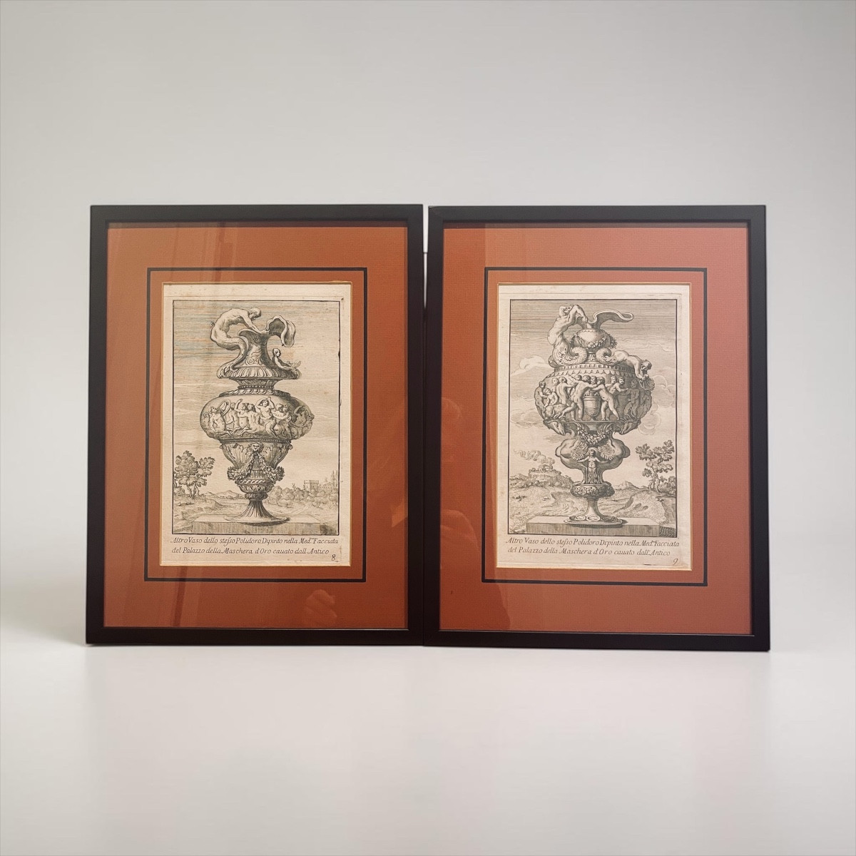 Paire de gravures anciennes d’ornement, vases d’après Polidoro da Caravaggio, XVIII s