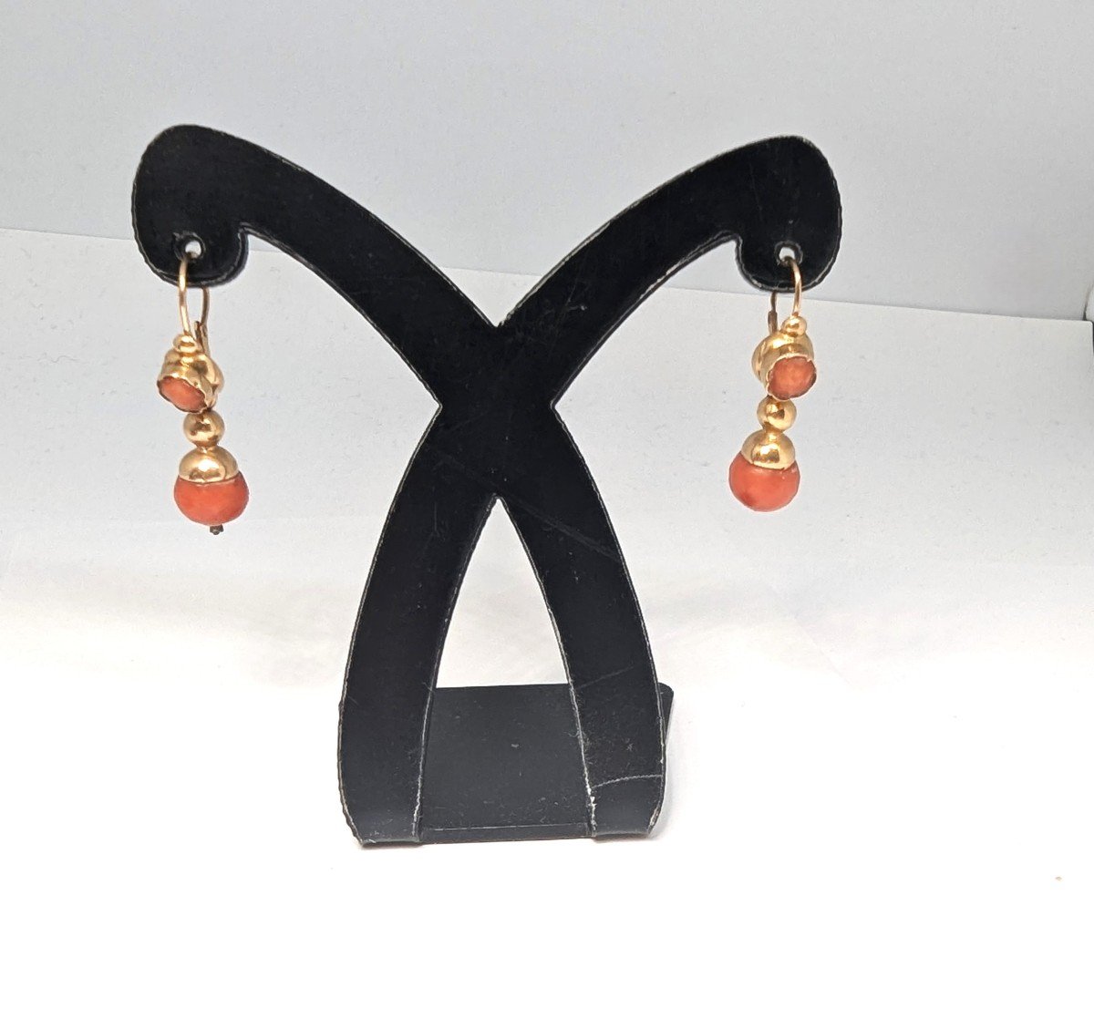 Boucles D'oreilles Anciennes Années 1950 En Argent Poinçonné Et Corail/marcassite - Dormeuses, Très Bon état