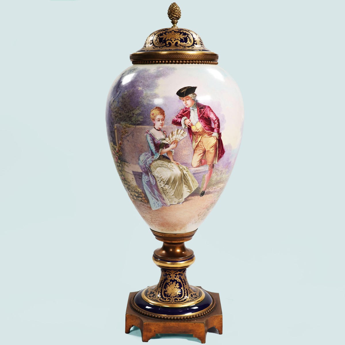 Une paire de vases Français dans le style de Sèvres. Fin du XIXe, début du XXe siècle-photo-2