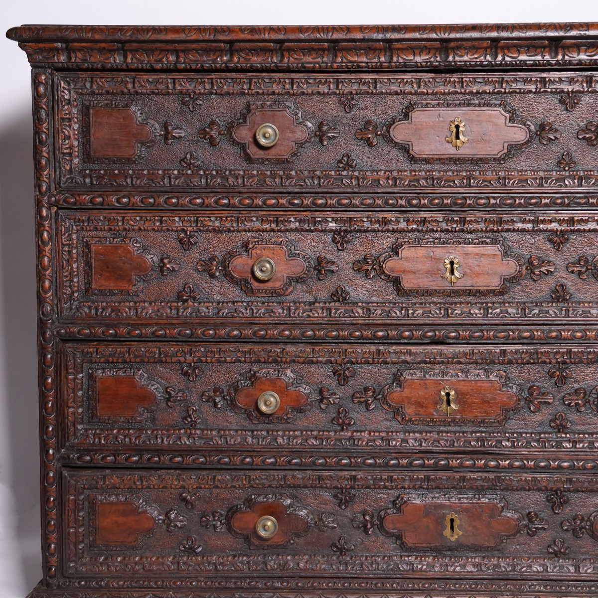 Une commode Italienne en noyer sculpté, Lombardie, fin Du XVIIe, début du XVIIIe siècle-photo-2