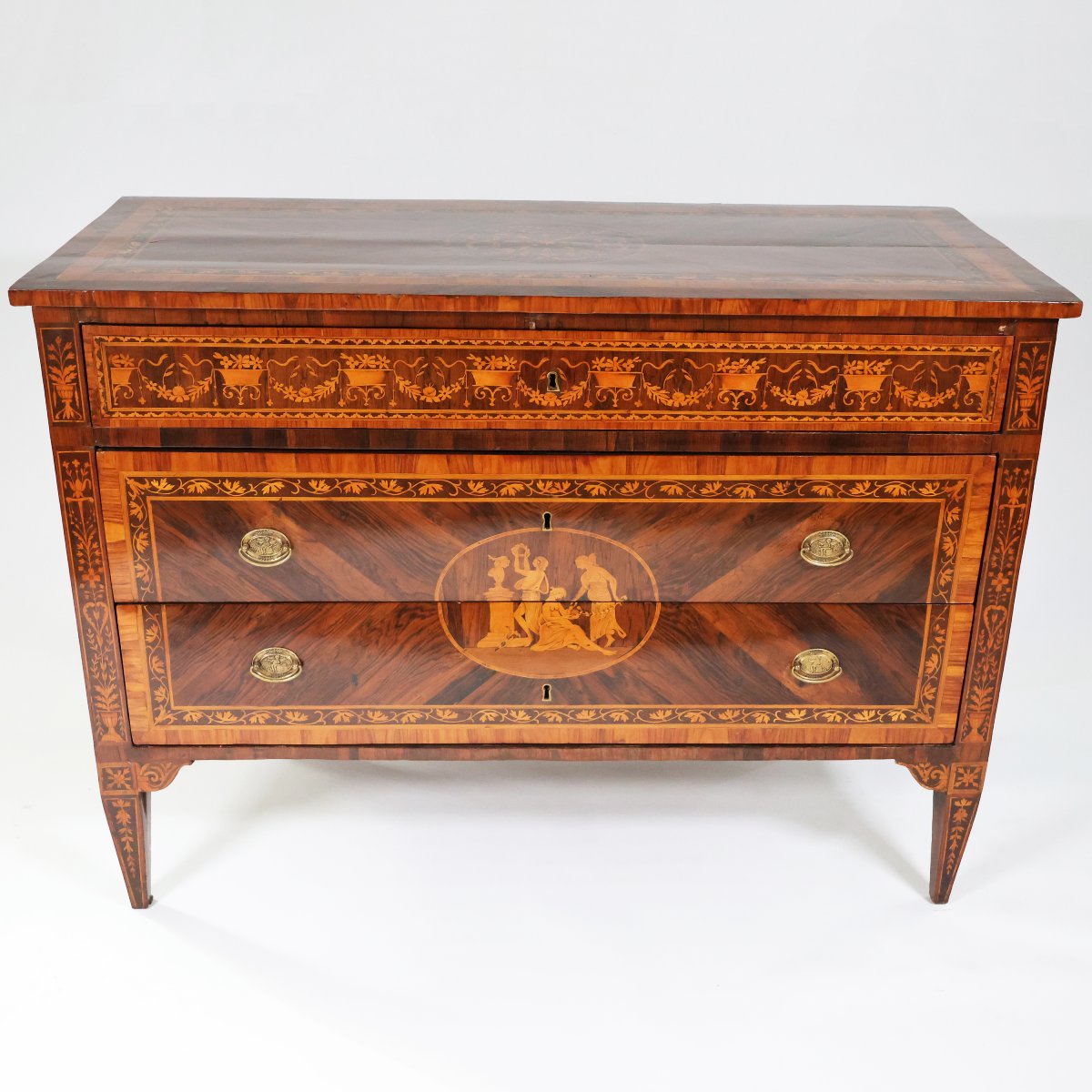 Une commode du nord de l'Italie, plaquée de bois de rose, Lombardie, fin du XVIIIe siècle-photo-4