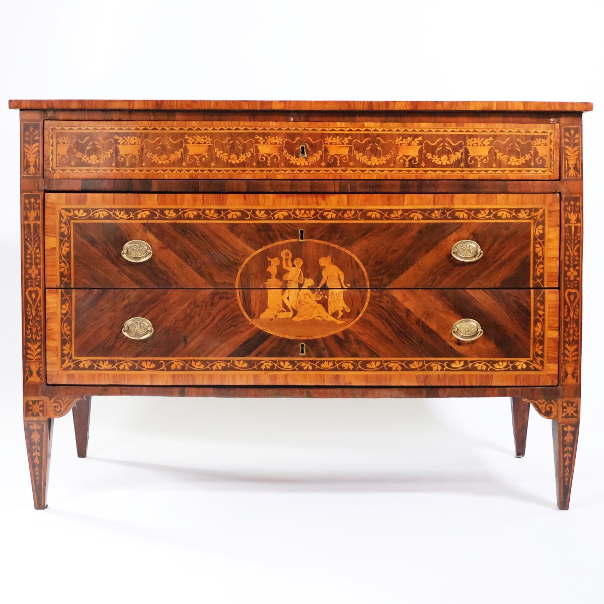 Une commode du nord de l'Italie, plaquée de bois de rose, Lombardie, fin du XVIIIe siècle