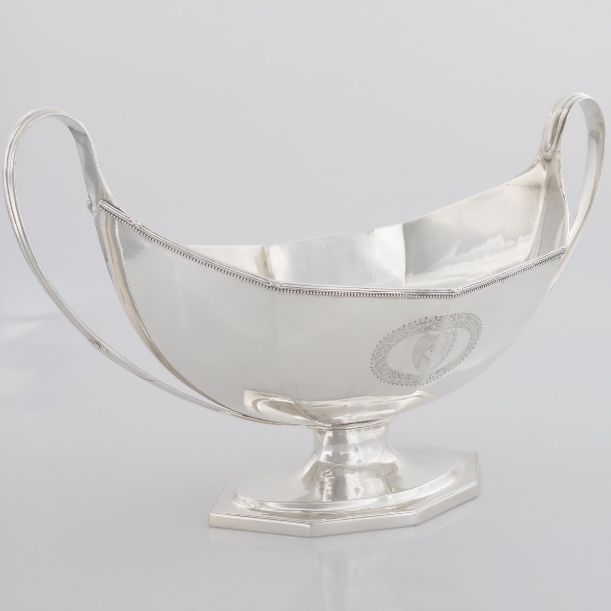 Une soupière en argent sterling avec son couvercle George IV, Henry Chawner, Londres, 1828-photo-3