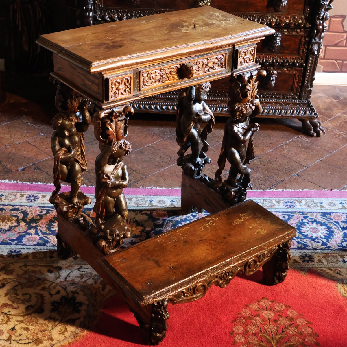 Un prie-Dieu Italienne en bois sculpté, taillé et doré, XVIIe siècle-photo-2