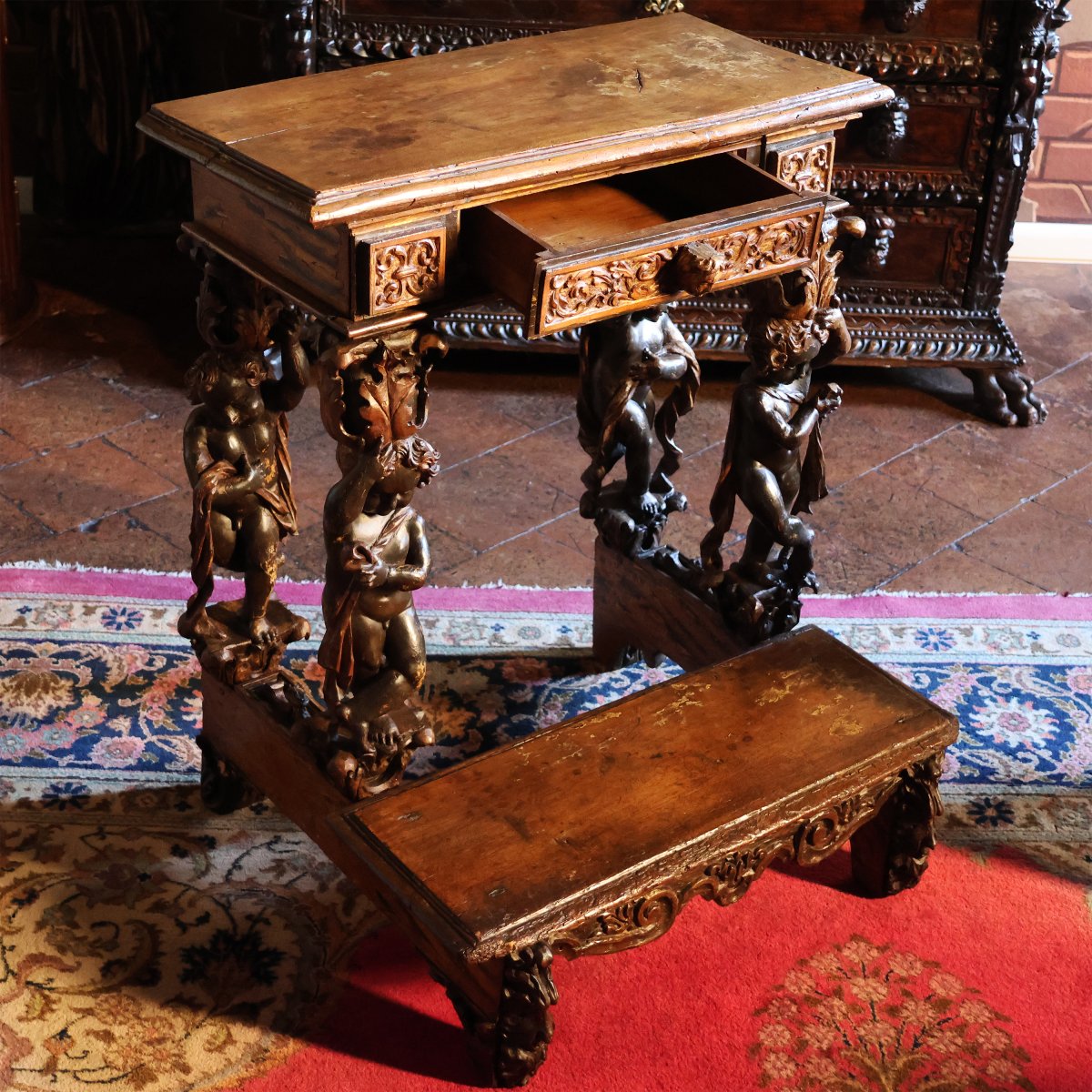 Un prie-Dieu Italienne en bois sculpté, taillé et doré, XVIIe siècle-photo-3