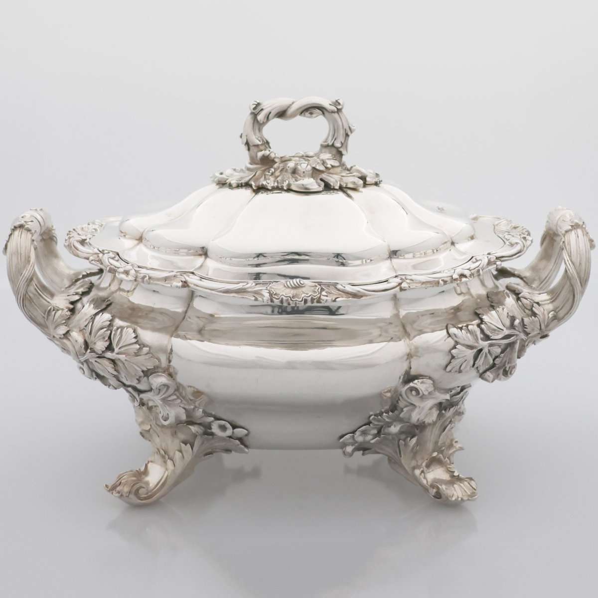 An Early Victorian Sterling Silver Soup Tureen, William Ker Reid, London, 1838-photo-2
