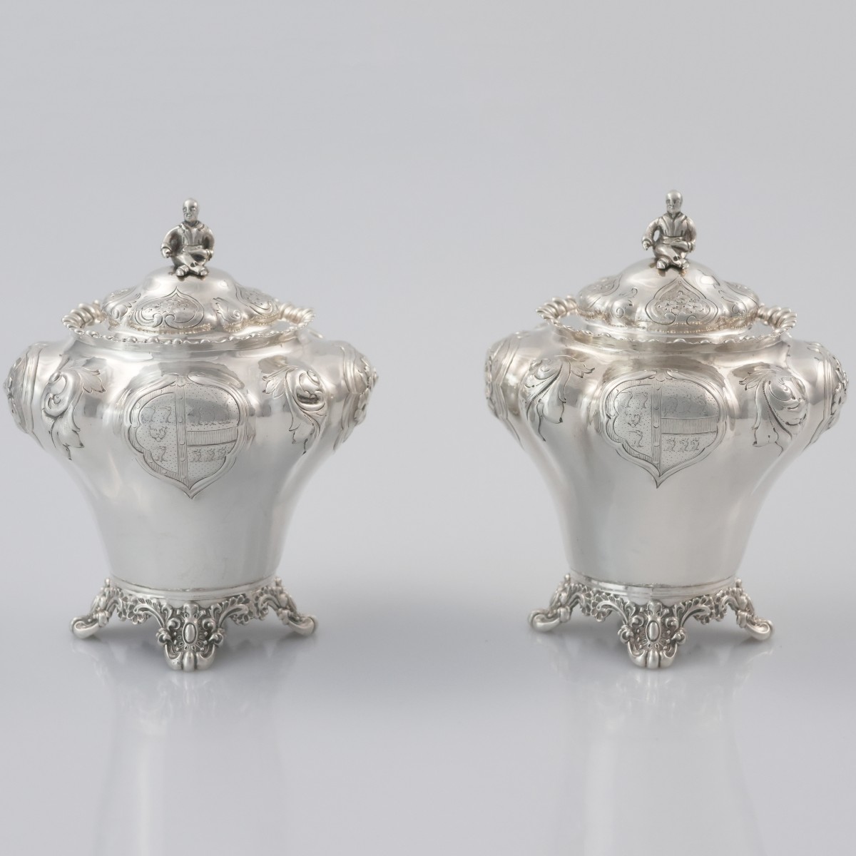 Une paire de sucriers couverts en argent Reine Victoria, J. E. Terrey & Co, Londres, 1840