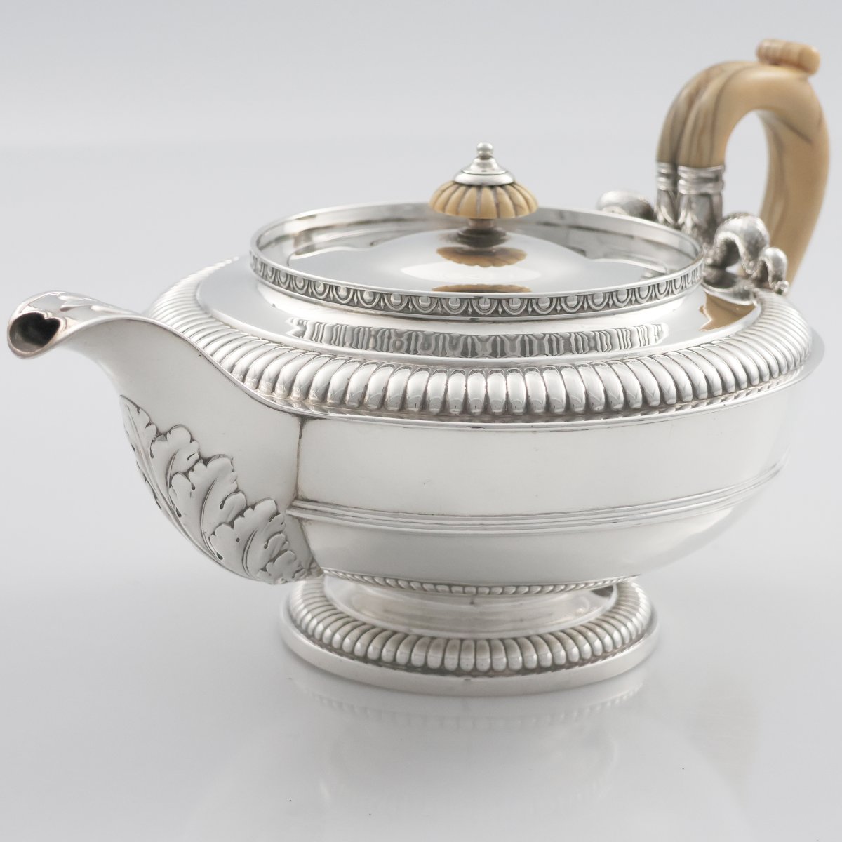A George III Sterling Silver Teapot, Paul Storr, London, 1815-photo-3